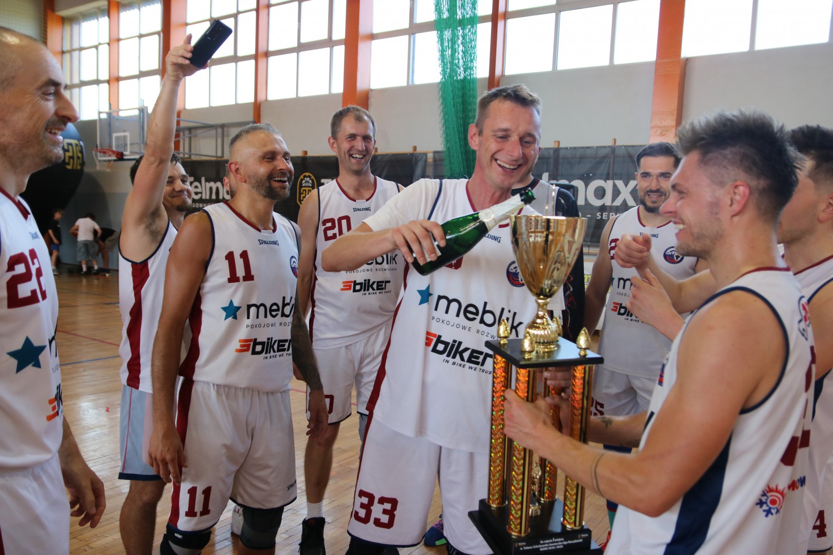 Pięć dekad temu wygrali Puchar "Świata Młodych". Piłkarze Tęczy Rytel spotkali się po 50 latach. Było też o lidze koszykówki w Człuchowie (FOTO)