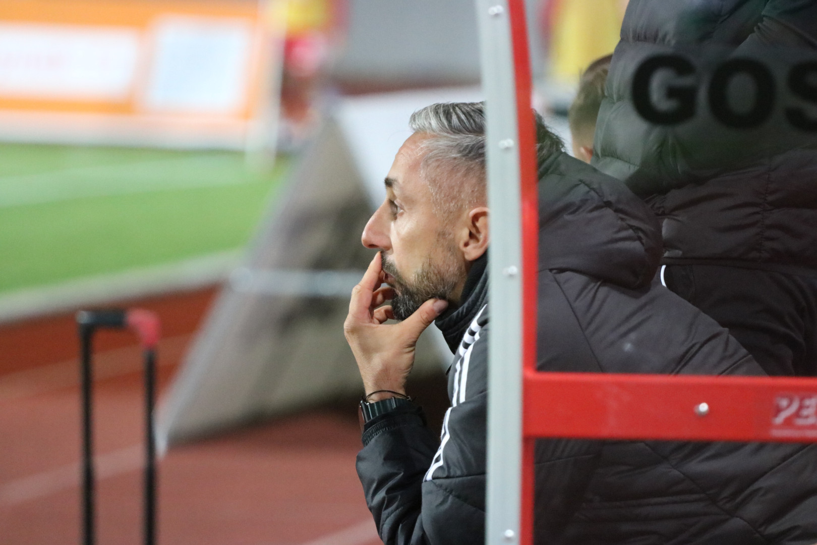 "To porażka nas wszystkich". O zmianie trenera w Chojniczance. Dlaczego Damian Nowak musiał odejść? Skąd wybór Marka Brzozowskiego?