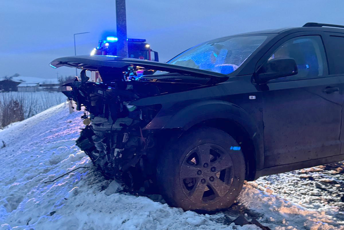 Czołowe zderzenie na krajowej dwudziestce w Mokrzynie w gminie Bytów. Wśród rannych są dzieci (AKTUALIZACJA)