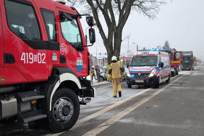 Wypadek na drodze krajowej 22 w Łęgu w gminie Czersk. Cztery osoby trafiły do szpitala (AKTUALIZACJA)