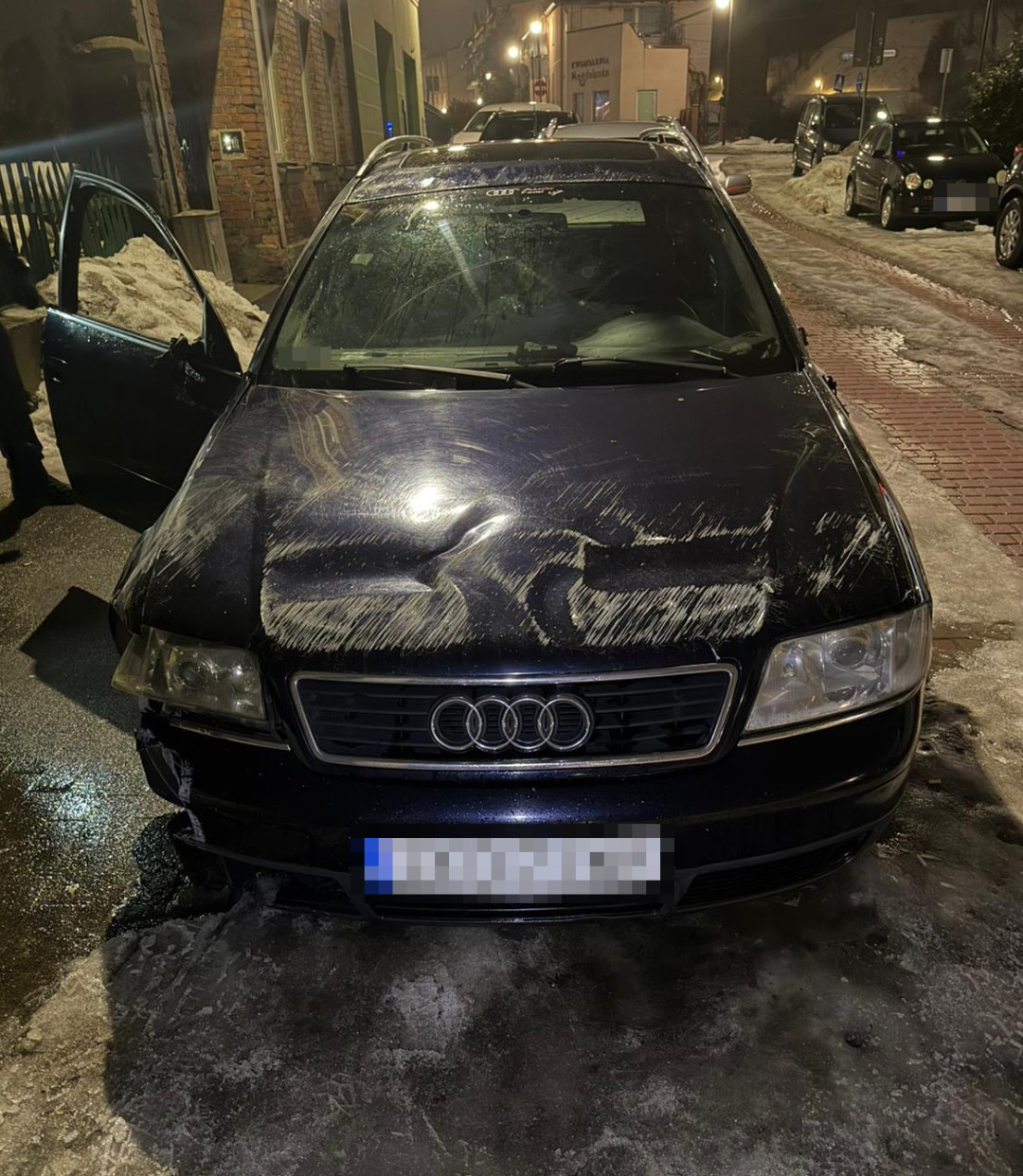 Pijany kierowca audi spowodował kolizję w Bytowie. Przed policjantami próbował ukryć się za fotelami auta